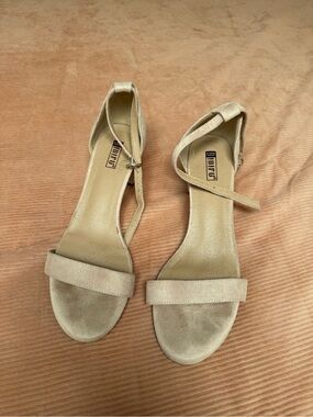 Women's Ankle Strap Sandal in Light Taupe